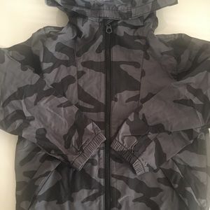 Gap kids boy gray camo Windbreaker size small 6/7